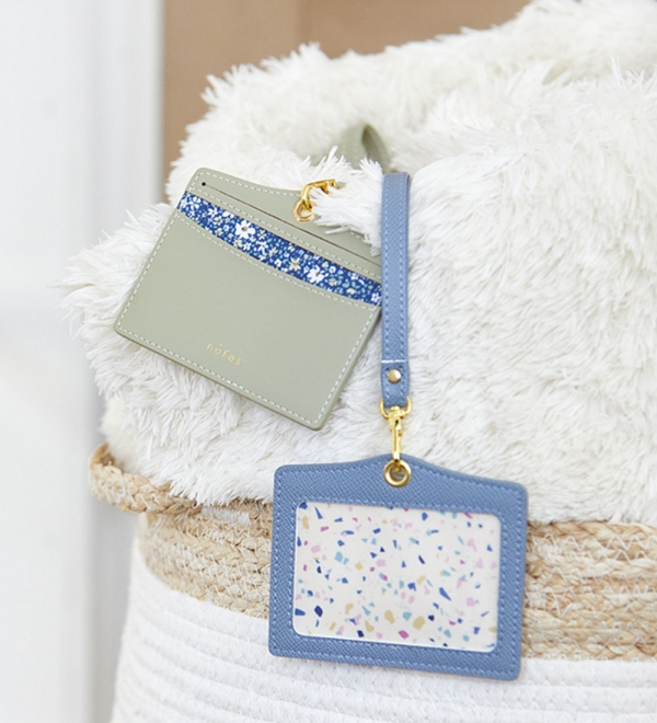 「IDカードホルダーヨコ型」1,700円（税込1,870円） 便利な裏面ポケット付のIDカードホルダー