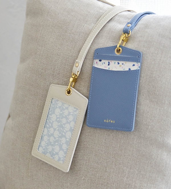 「IDカードホルダータテ型」1,700円（税込1,870円）