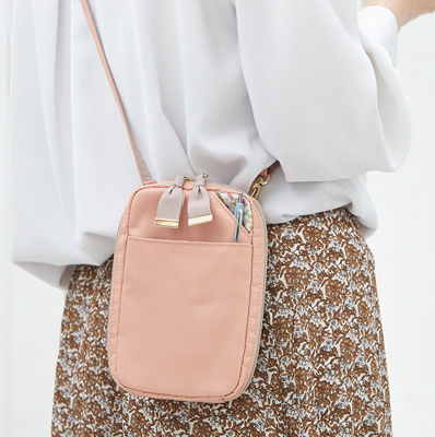 「キャリングポーチ」2,900円（税込3,190円） スマホ、カード、コインなど、お出かけツールを機能的に収納する便利なポーチ