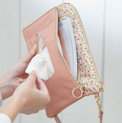 「マルチケース」2,900円（税込3,190円） 通帳やカード、お薬手帳などをウェットティッシュやマスクと一緒に収納できる