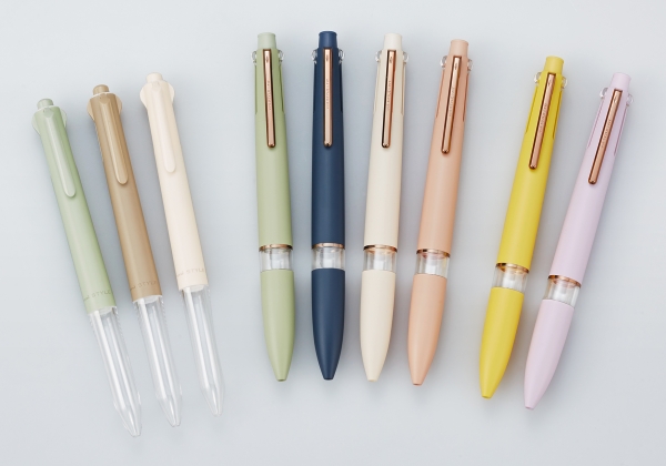 左から：4色ホルダー　ユーカリ（グリーン）、パンパスグラス（グレージュ）、カスミソウ（アイボリー） マイスター 5色ホルダー　アジサイ（グリーン）、ダリア（ネイビー）、スズラン（アイボリー）、 オールドローズ（ソフトピンク）、タンポポ（イエロー）、スイートピー（バイオレット） *タンポポ、スイートピーのみ数量限定