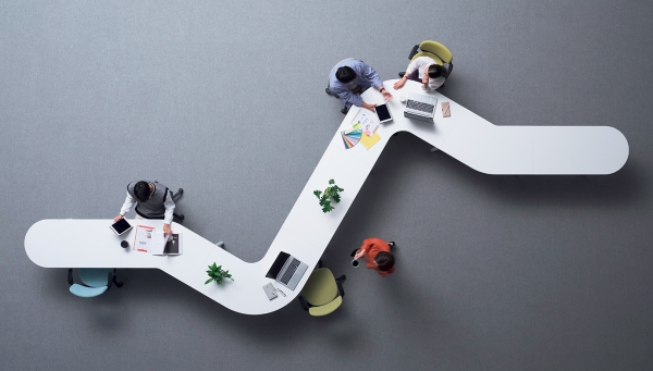 （１）異なる天板形状で様々なレイアウトが可能