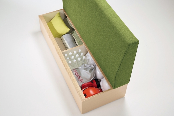 （２）備品や防災用品の収納スペースに