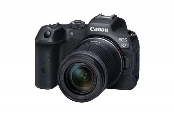 EOS R7 ＊RF-S18-150mm F3.5-6.3 IS STM 装着時