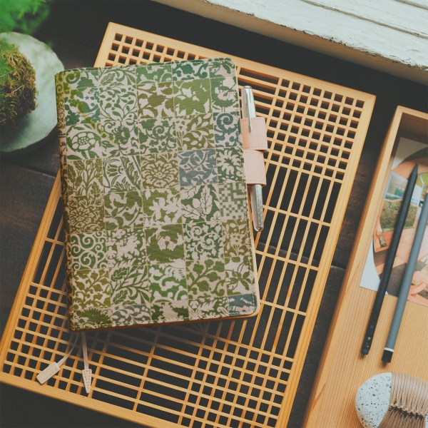 ●手帳カバー（カズンサイズ・A5）「水戸岡鋭治/草木組子（緑）」：7,920円～9,790円