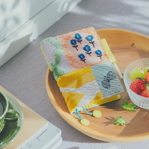 ●手帳カバー（オリジナルサイズ・A6）「ミナ ペルホネン/piece, （original spring mix）」：18,370円～19,470円 ※手帳本体＋カバーのセット。カバーのみは16,500円。