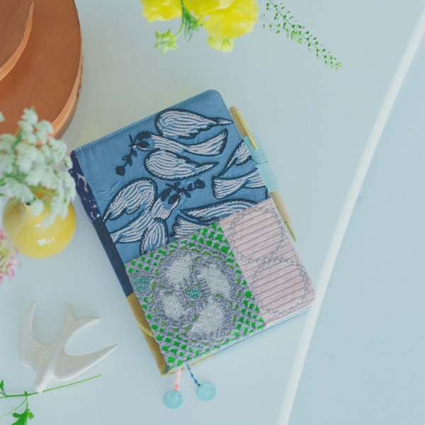 ●手帳カバー（weeks）「ミナ ペルホネン/piece, （weeks spring mix）」：24,200円 ※カバーのみ