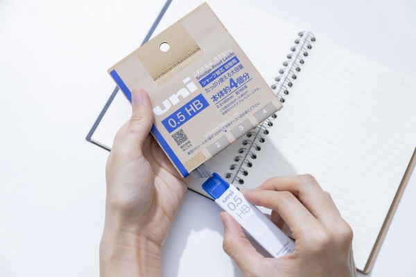 本体ケース（UL-S）へ詰め替える様子