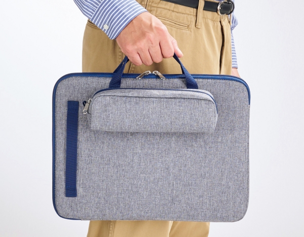 （１）ケース本体と付属ポーチにまとめて収納