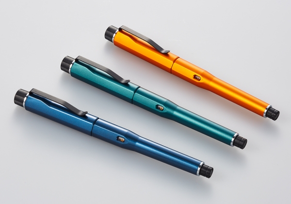 『KURUTOGA DIVE』 　左から、アビスブルー、デンスグリーン、トワイライトオレンジ