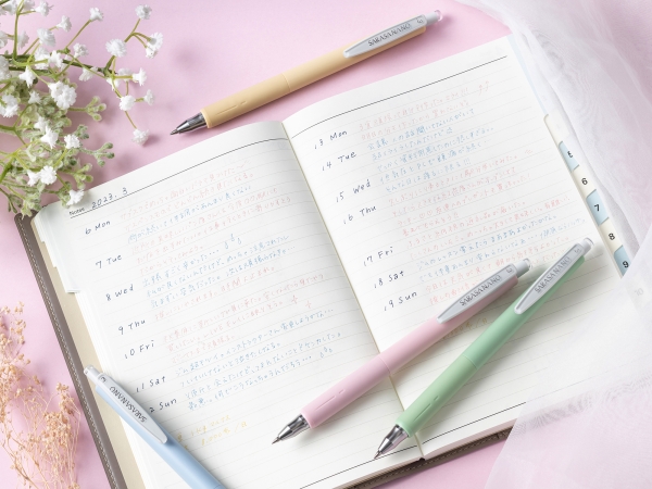 ②  手帳を自分好みに彩り、アレンジすることが人気です。