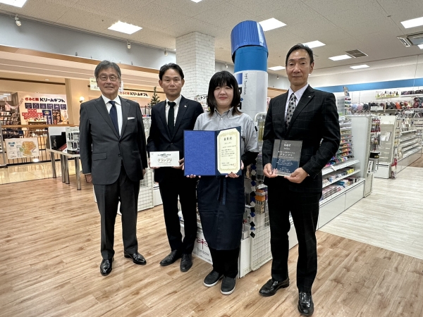 2022/11/04撮影 【写真右から】㈱三井　取締役営業副本部長　岡田淳司様、stationers BUNZO 北島店店長　原田奈保子様、㈱三井　STM事業部課長　増田裕二様、㈱トンボ鉛筆社長　小川晃弘   