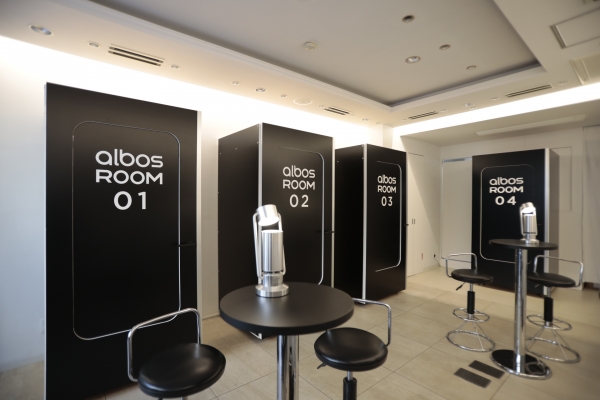 「albos ROOM」では、「生演奏のような音質」と「空間を切り取ることのできる照明」によって、都会の喧騒を忘れ、ひとりだけの時間を過ごしていただける4つのパーソナル空間を用意