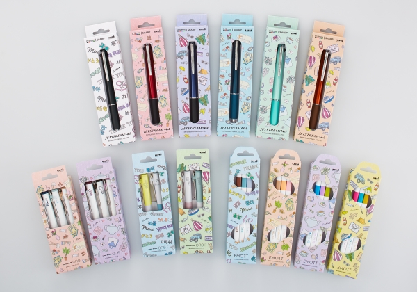 上段左から、ジェットストリーム 多機能ペン 4＆1（ブラック、ボルドー、ネイビー、ティールブルー、ペールグリーン、ブラッドオレンジ） 下段左から、ユニボール ワン 3色セット（オレンジ、ラベンダー）、ユニボール ワン エフ 2本セット（ブルー、グリーン）、エモット 3色セット（ブルー、オレンジ、ラベンダー、イエロー）