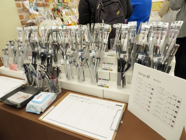 6色の黒が特長の「ボールサインiD」。いろいろ試して、お好みの「黒」を見つけてください♪　　サクラクレパス