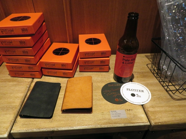『KUNISAWA BREWING コラボ PLOTTER ビールとコースター』 「プロッター」のイメージカラー、オレンジを基調にした KUNISAWA BREWING 製オリジナルビールと箔押し コースター