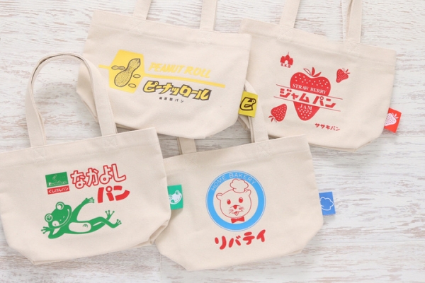 ミニトートの側面には、それぞれのイラストが入ったネームタグ付き。