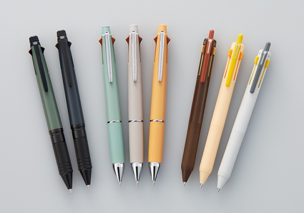 左：『ジェットストリーム 4＆1 Metal Edition』カクタスグレー、ガレージネイビー 中央：『ジェットストリーム 4＆1』ブルージェイド、アイボリー、マスタード 右：『ジェットストリーム 新3色ボールペン』カカオブラウン、サマージェラート、ビア・リバーサイド