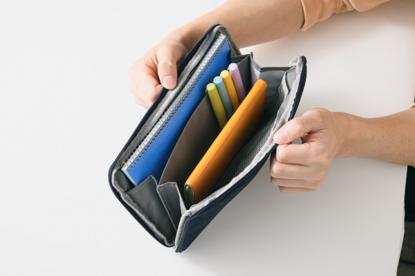 メッシュポケットや中央の仕切りが便利！ 散らかりがちな文具の収納におすすめ♪