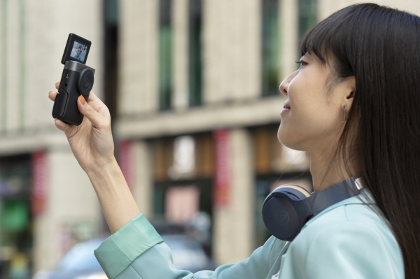 スマホライクな縦型デザイン