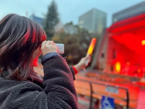 PowerShot ZOOM」でライブ観戦しながら撮影する様子