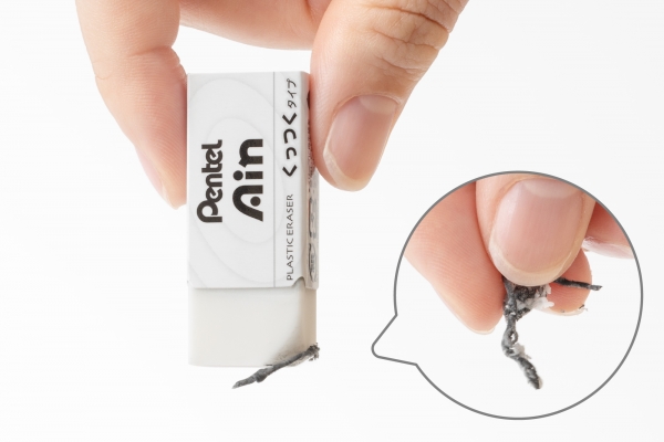  消しくずがまとまって消しゴムの先端にくっつくから、片づけが簡単
