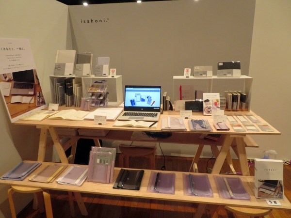 ビジネスステーショナリーシリーズ「Ｉｓｓｈｏｎｉ.」。自社工場で生産されるノート類を中心に、より便利に楽しく仕事をはかどらせるアイテムを多く揃えた　ダイゴー