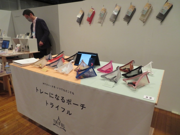 三角形のトレーになるポーチシリーズ。持ち運べて使いやすく、ペンケース、コスメポーチ、ケーブル類のケースとして様々な用途に使用できる「トライフル」ダイゴー