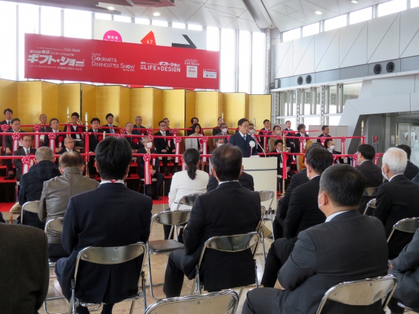 芳賀社長は「今回の出展社数は同時開催展を含め2,774社、海外15の国と地域から302社。これは前回の開催時より40％増加。それに伴い会場規模を拡大した」と挨拶。