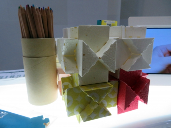 CUBLOX（R)とは「紙屋が作った紙のブロック」。6枚のピースで1つのブロックを組み立てられます　市瀬
