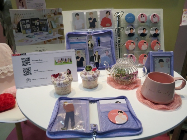 推し活グッズを収納したコレクションスタンドを立てることで、手軽に応援しているアイドルやキャラクターに囲まれた空間を作ることができるディスプレイスタンド「myfa」LIHIT LAB.