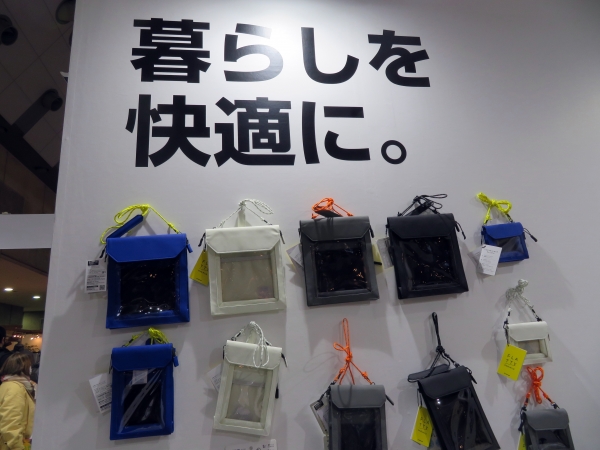 薄型で軽量、機能性を活かした、ちょっとそこまでのおでかけに最適。中身が見えるミニバッグ「フラッティ ワンマイル」キングジム