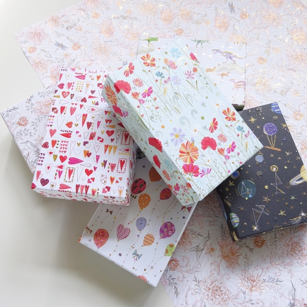 「PAPER STORY」 貼り箱（約幅11・奥行5.3・高さ17cm）1,430円 ※イスラエル製装飾紙2023年柄を使用