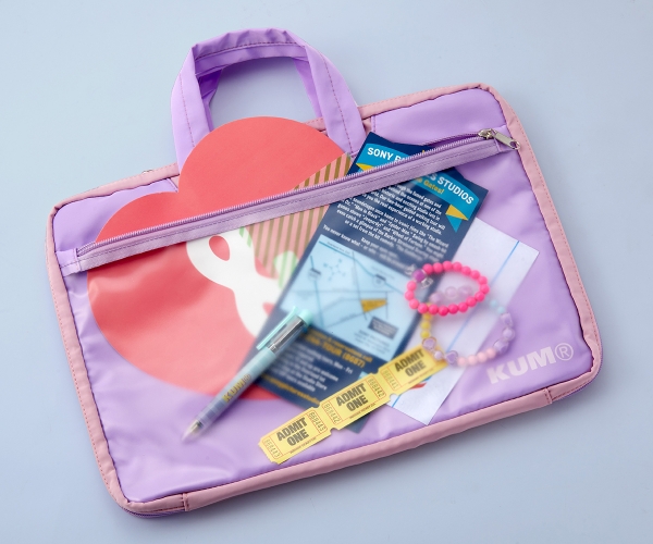 「KUM マルチケースL（クリア）」アレンジ自由な表ポケット。デコにもおすすめ