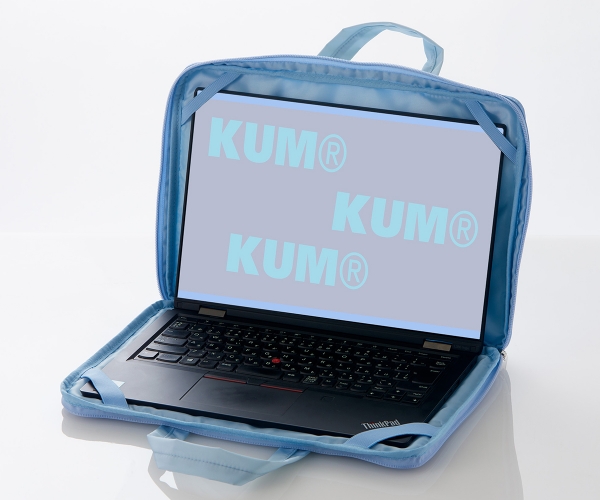 「KUM マルチケースL（クリア）」パソコンを入れたまま開いて使える