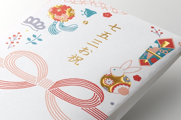 立体感のある箔押しエンボスを施し華やかな雰囲気に仕上げています。