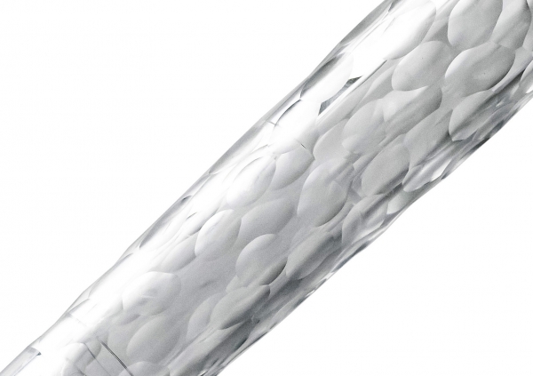 新たな切削加飾： 不規則なパターンでボディを切削し、 若干のくぼみが生み出す複雑な反射 が鱗雲を表現しています。