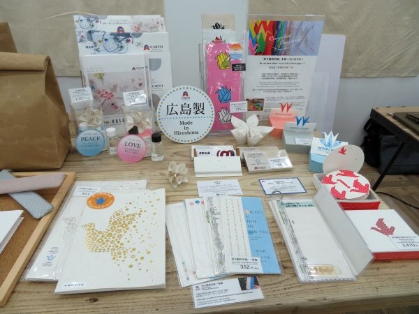 Re:ORIZURUは、エコでエシカルな折り鶴再生紙アイテムライン。「アロマディフューザー」「一筆箋」「ノート」「カードケース」「万年カレンダー」。ソアラサービス