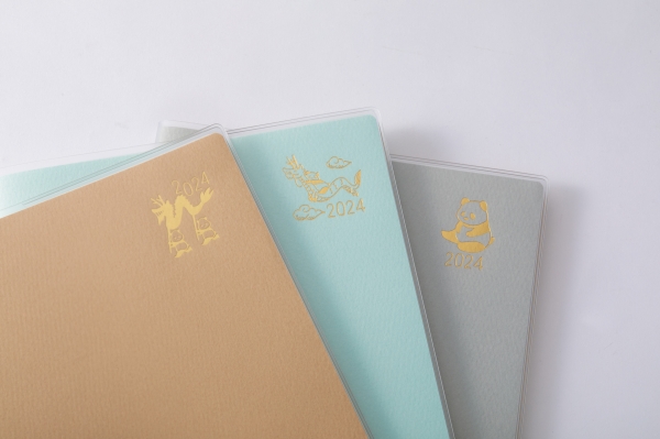 表紙には可愛いパンダの箔押し