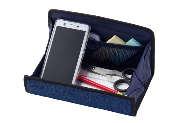 内側には、付箋などを入れられるメッシュポケット付き。スマホ立てにもなります