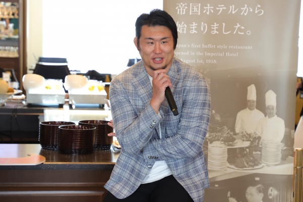真壁さんは「サントリーに所属していた時、乾杯コールは『スコール』。昔デンマークでは、バイキングが敵と戦って勝った祝杯の時、相手の頭蓋骨をコップにして『スコール』って言いながら乾杯してた」と当時の秘話を語った