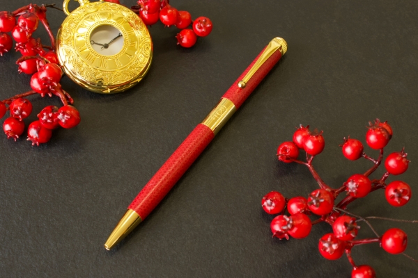 〈ウィンターベリー〉「永遠の輝き」という花言葉を持つ、冬の風景に鮮やかな赤い実で彩りを添える樹木