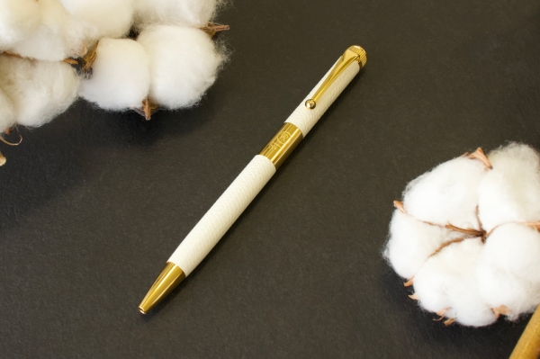 〈ホットミルク〉海外では、プレゼントを届けてくれるサンタクロースへのお礼として、クリスマスツリーのそばに ホットミルクとクッキーを置く習慣があります