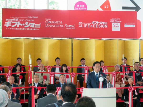 芳賀信享社長は「総出展社数は2980社、昨秋より約50％増加、海外からは、25の国と地域からの1111社が出展した。4年半ぶりに東京ビッグサイトの東・西の両展示棟を使用し、展示面積は、昨秋比で67.2％増の8万5900㎡となる」と挨拶。