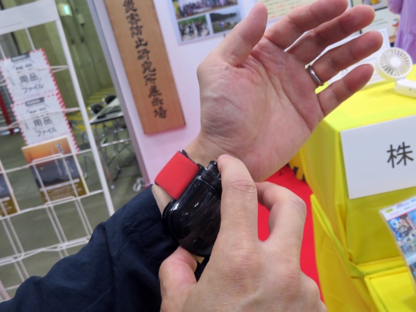 営業マンがお客様のとの商談前にワンプッシュ除菌すると好印象を持たれるという。「リストミスト」アヴェクトロ