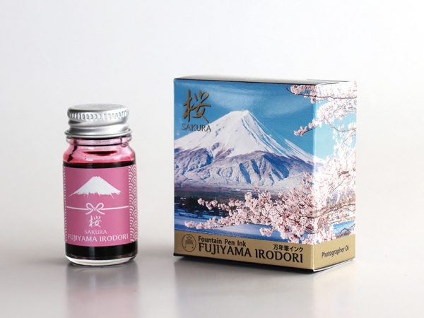 「桜　SAKURA」 爛漫と咲き誇る桜越しの富士山 柔らかな中に渋みのある薄紅