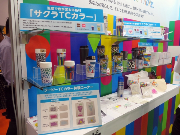 「温度で色が変わる」技術をさまざまな商品（製品）に「サクラTCカラー」。温度の変化により有色から無色に可逆的に変色する色材　サクラクレパス