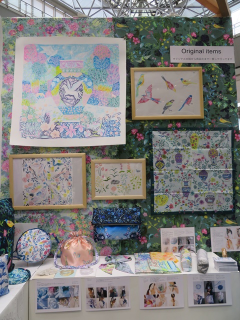 自然をモチーフに、繊細で幻想的な作風に定評がある。 挿絵やインテリア、アパレルへの絵柄等も手がける。テキスタイルブラントとしても活動中　クリエイター mumea/ムメア
