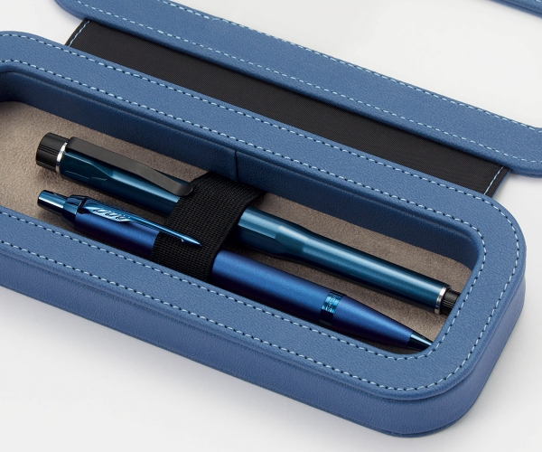 大切な筆記具を固定するゴムバンド付