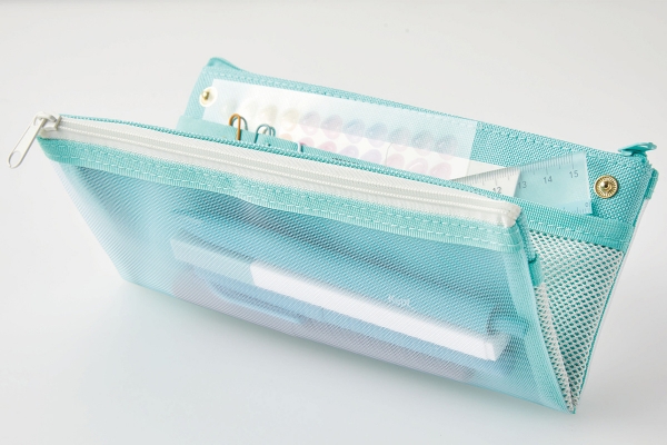 表面はメッシュ素材・仕分けできるダブルファスナー